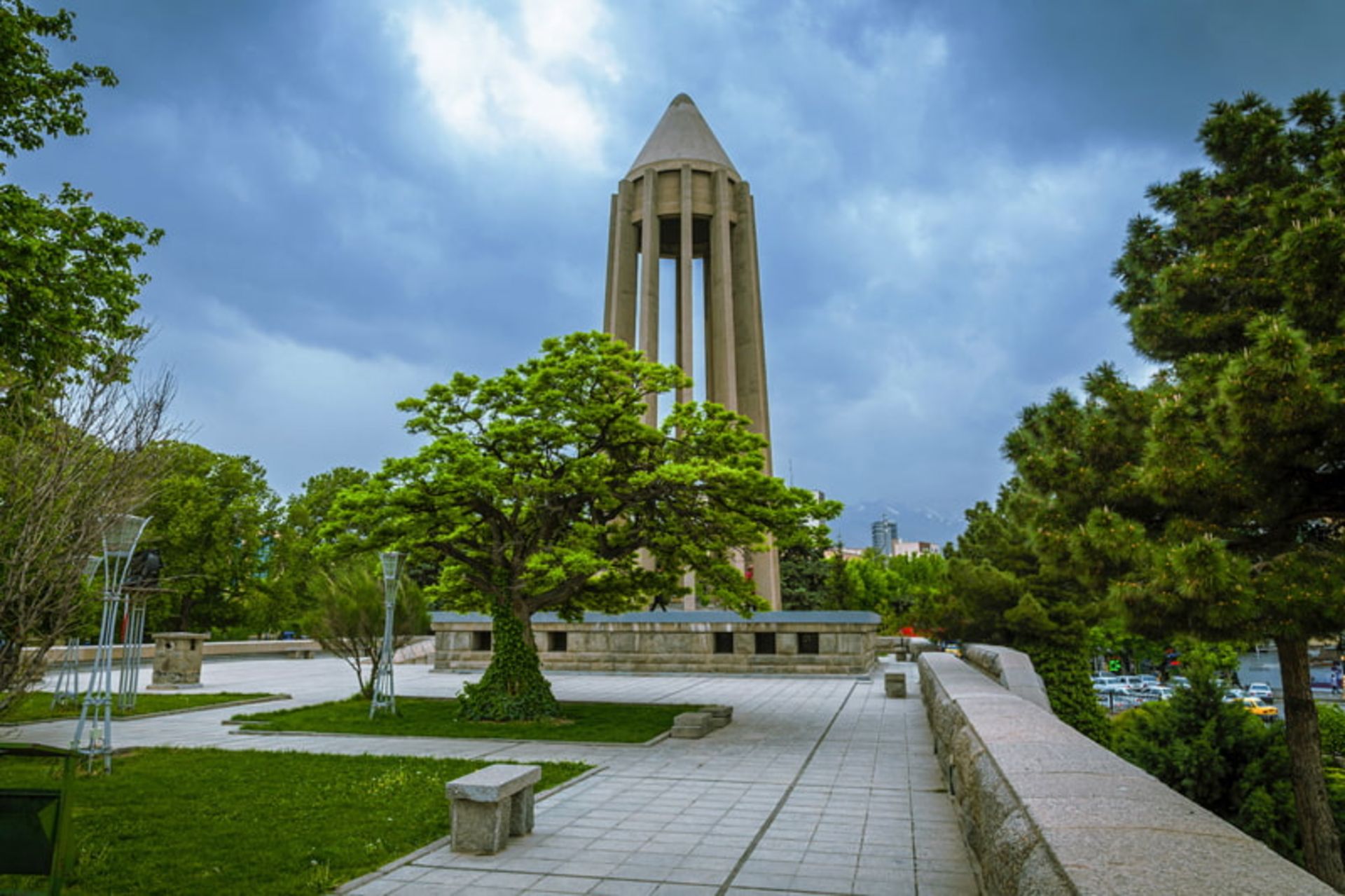 محوطه آرامگاه ابو علی در همدان