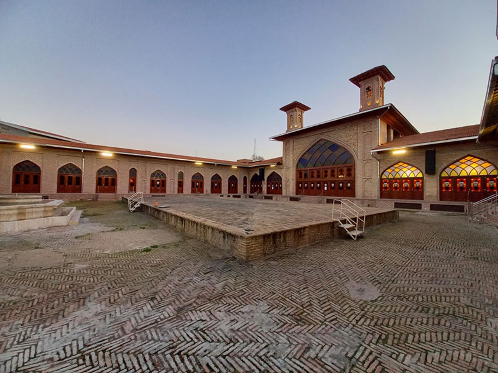 صحن مسجد جامع ساری هنگام غروب
