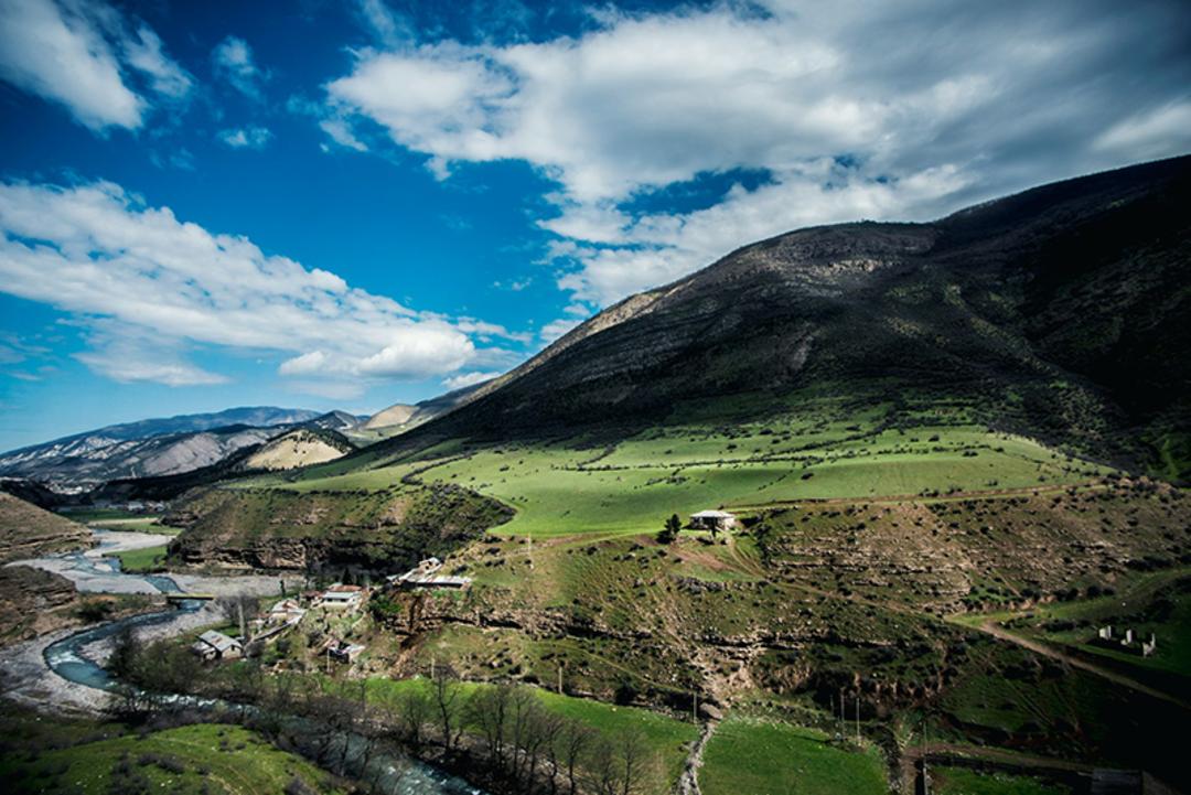 روستا و دشت سرسبز در حاشیه رودخانه چالوس
