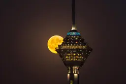 هم‌نشینی تماشایی نخستین ماه کامل پاییز با برج میلاد در آسمان تهران (ویدیو)