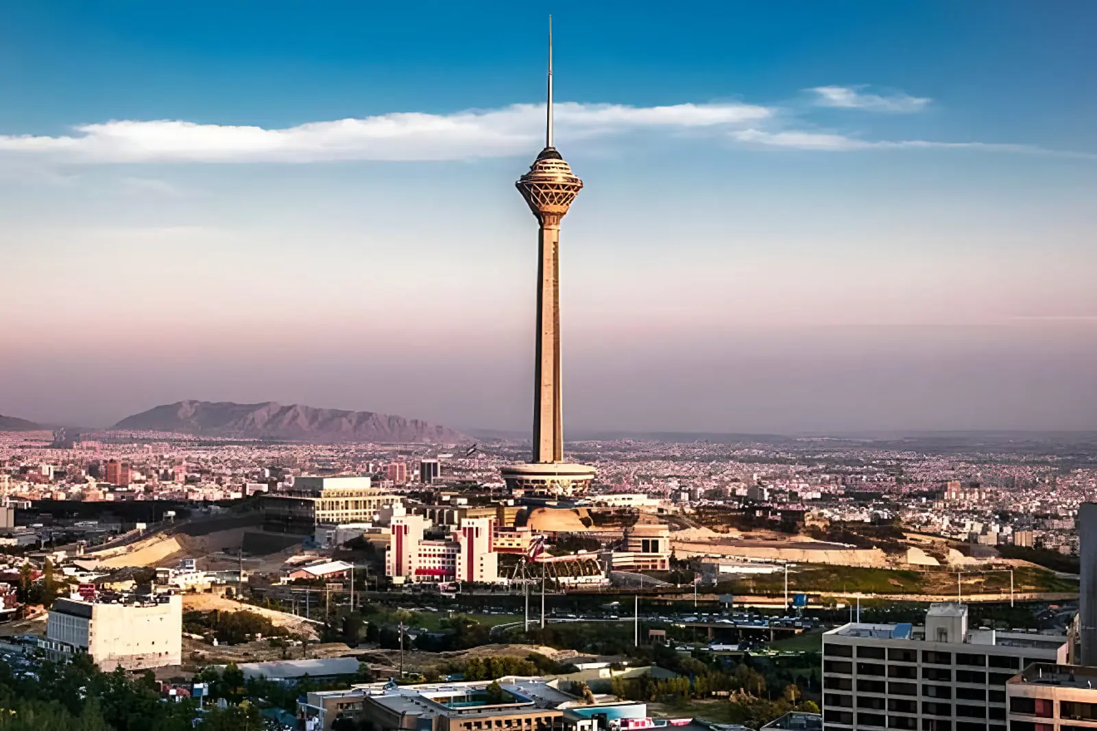 برج میلاد (Milad Tower) در میان بافت شهری و کوه‌های تهران