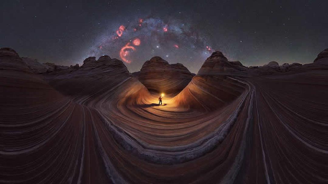 مردی با چراغ  زیر آسمان کهکشانی
