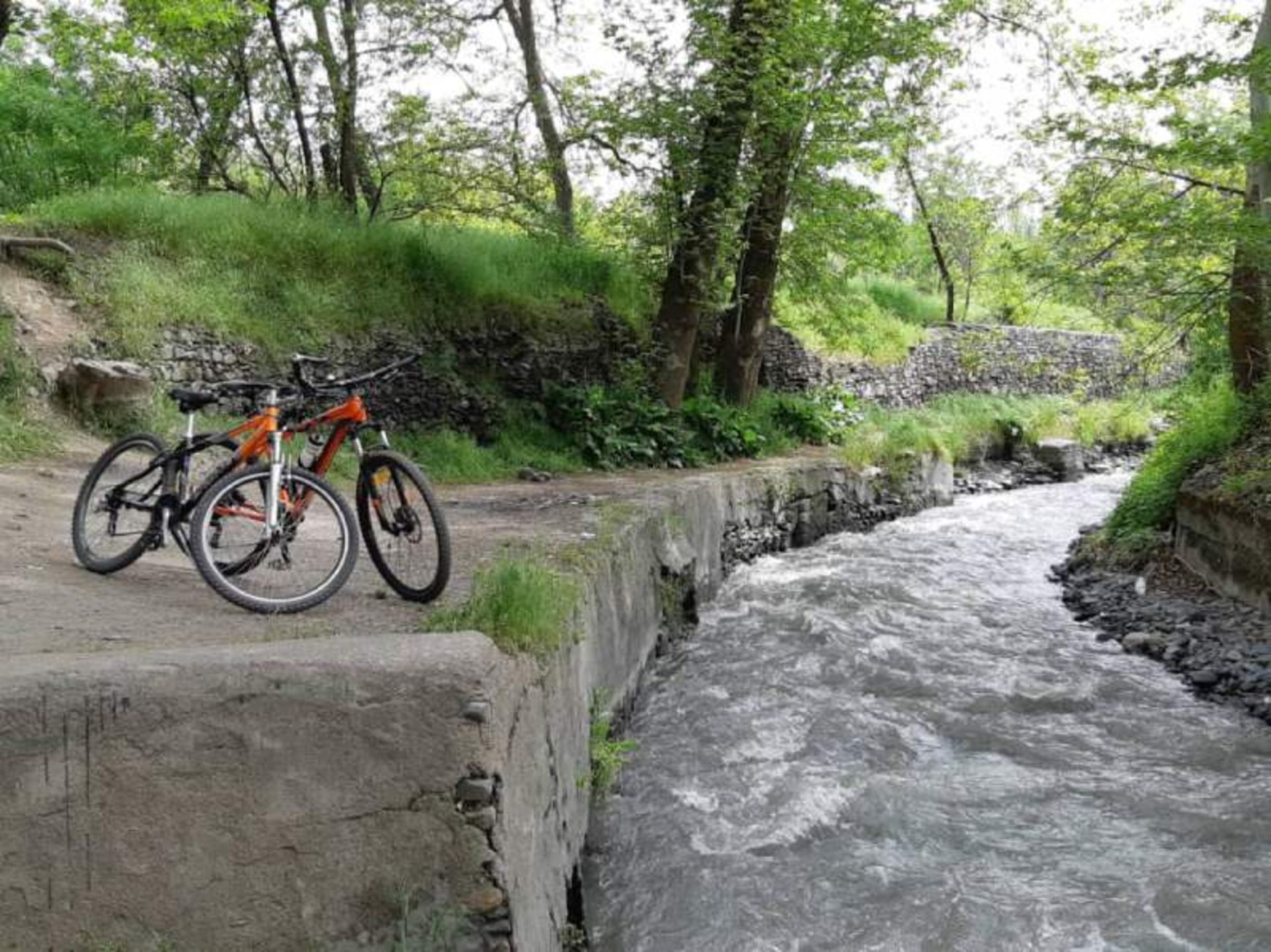 رودخانه پرآب روستای عنبران