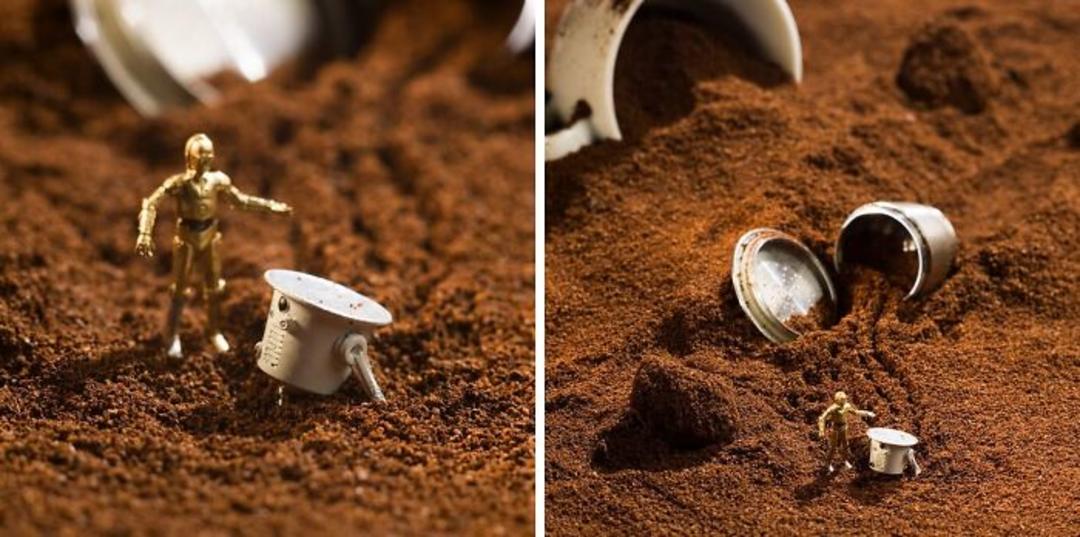 آدمک‌های کوچک C-3PO و R2-D2 در میان پودر قهوه قهوه‌ای رنگ