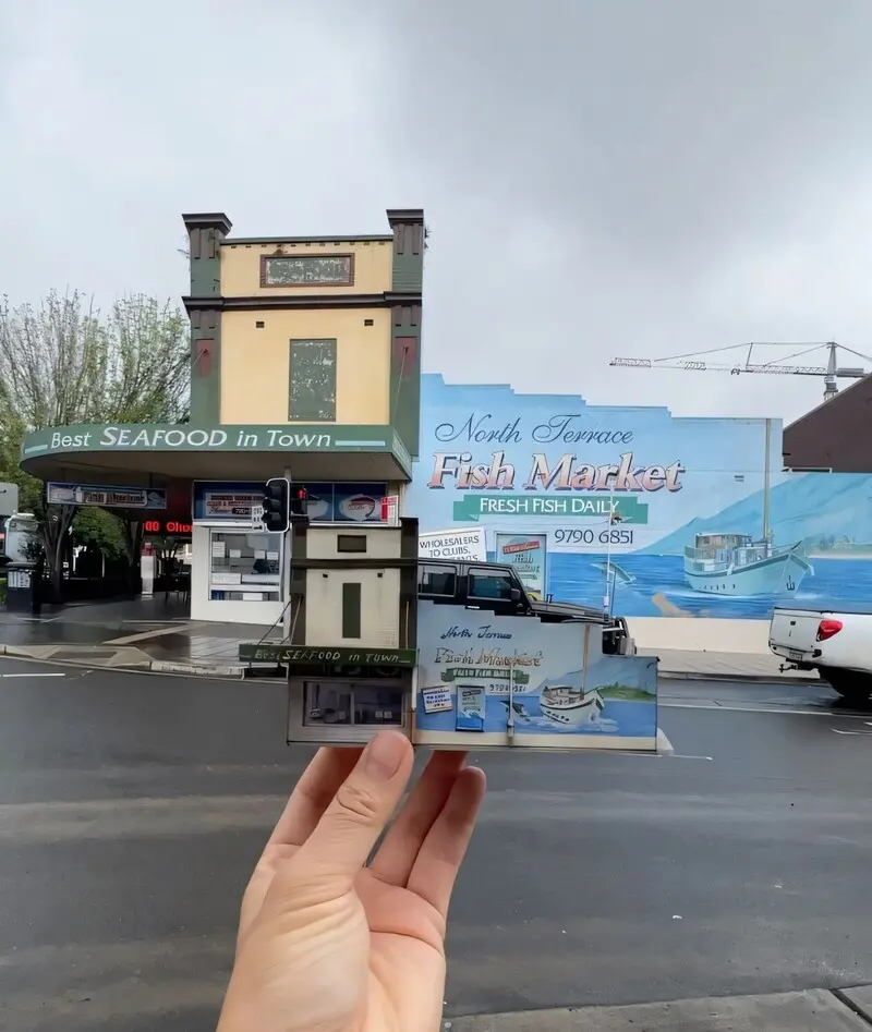 مینیاتور بازار ماهی (Fish Market) نورث تراس در کف دست یک فرد