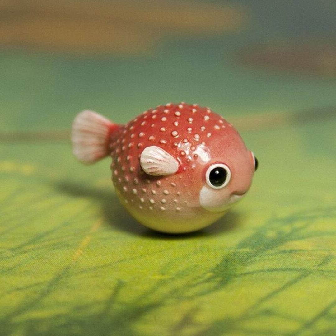 مجسمه مینیاتوری ماهی پف‌کننده (Pufferfish) با بدن گرد و نقاط سفید