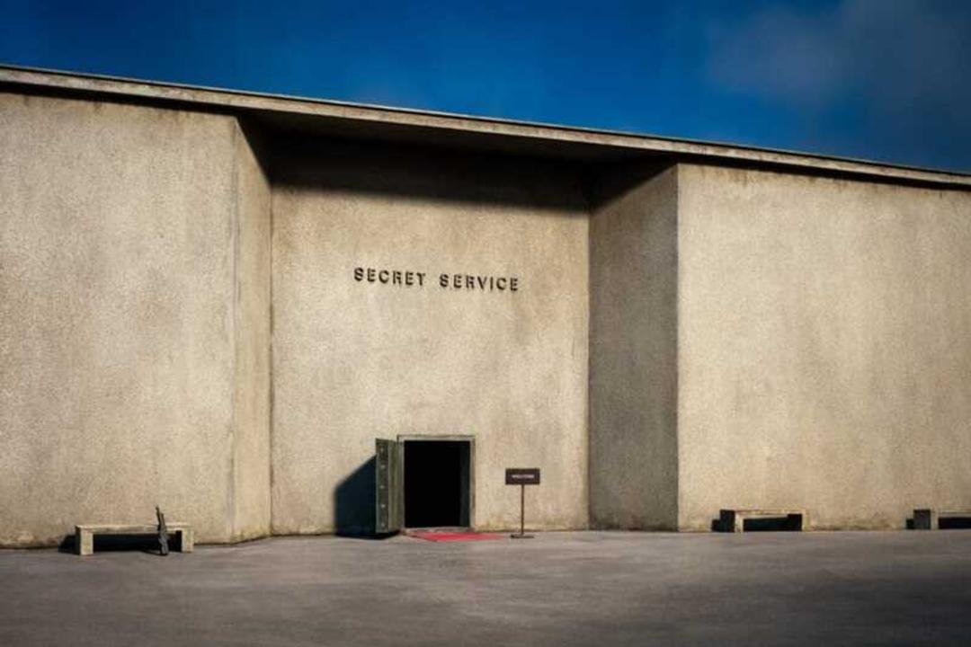 ماکت مینیاتوری ساختمان با نوشته SECRET SERVICE روی نمای بتنی