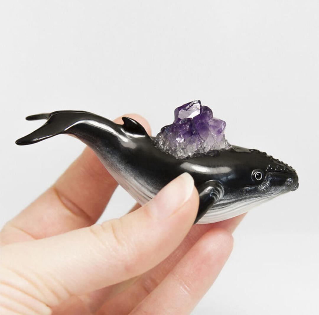 مجسمه مینیاتوری نهنگ سیاه با کریستال‌های بنفش سنگ آمتیست (Amethyst) روی پشت