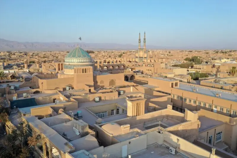 بنای تاریخی مینودر (Minooder) و معماری سنتی شهر یزد با گنبد فیروزه‌ای