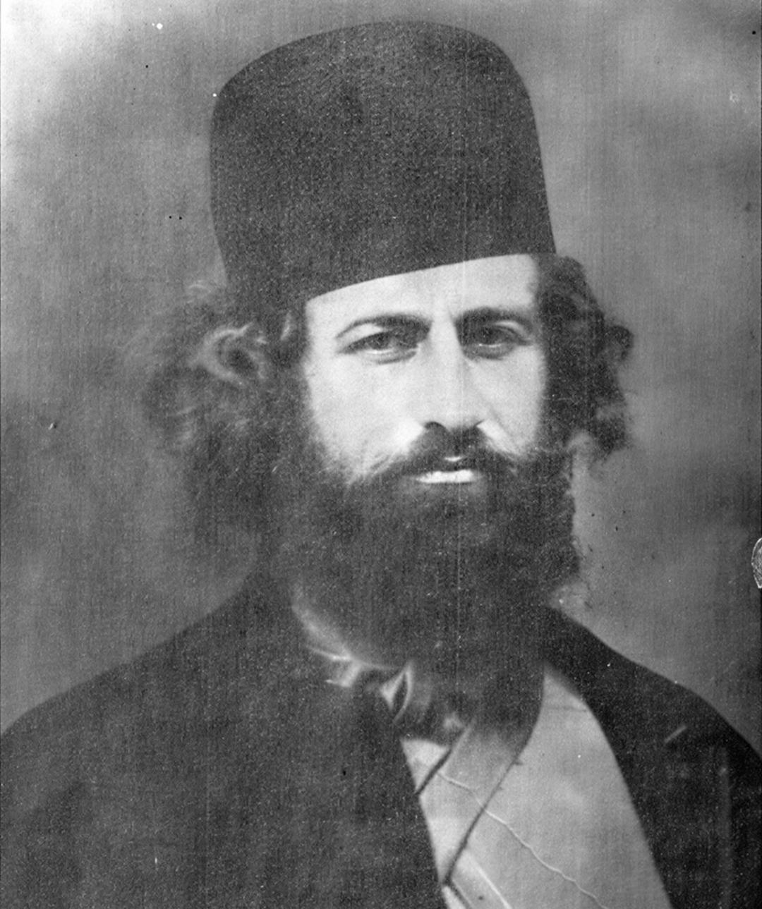 پرتره معروف سیاه و سفید میرزا کوچک خان جنگلی