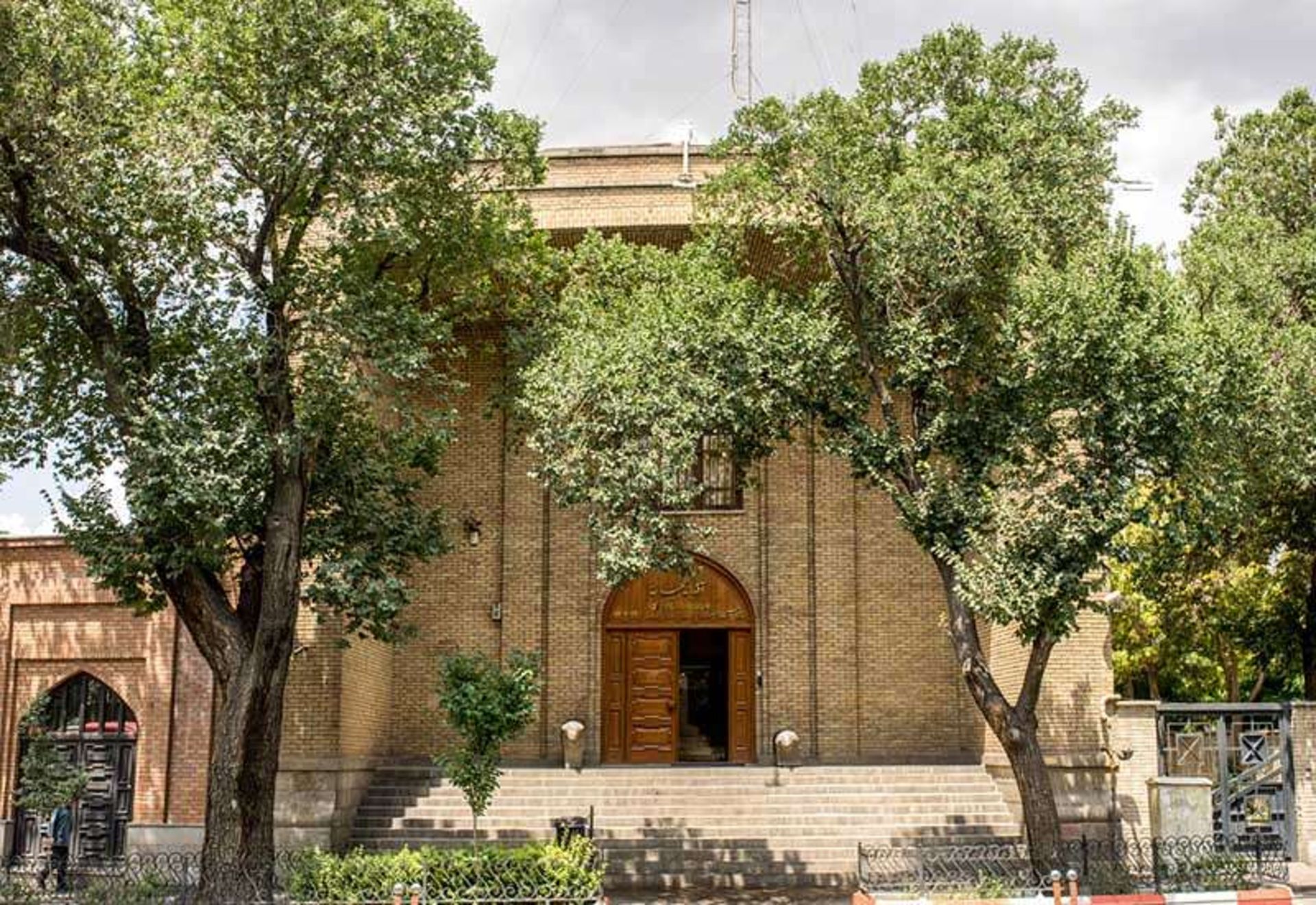 ورودی موزه آذربایجان تبریز