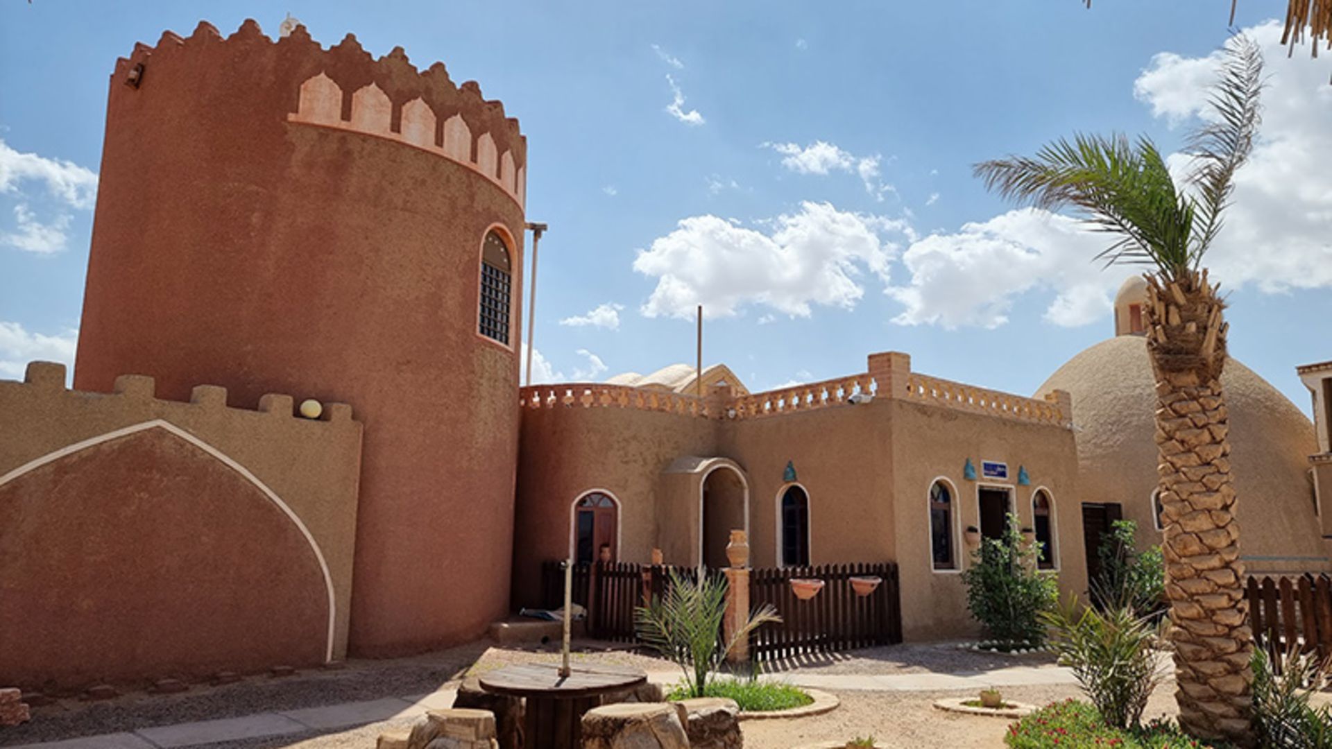 حیاط هتل سنتی تی دا