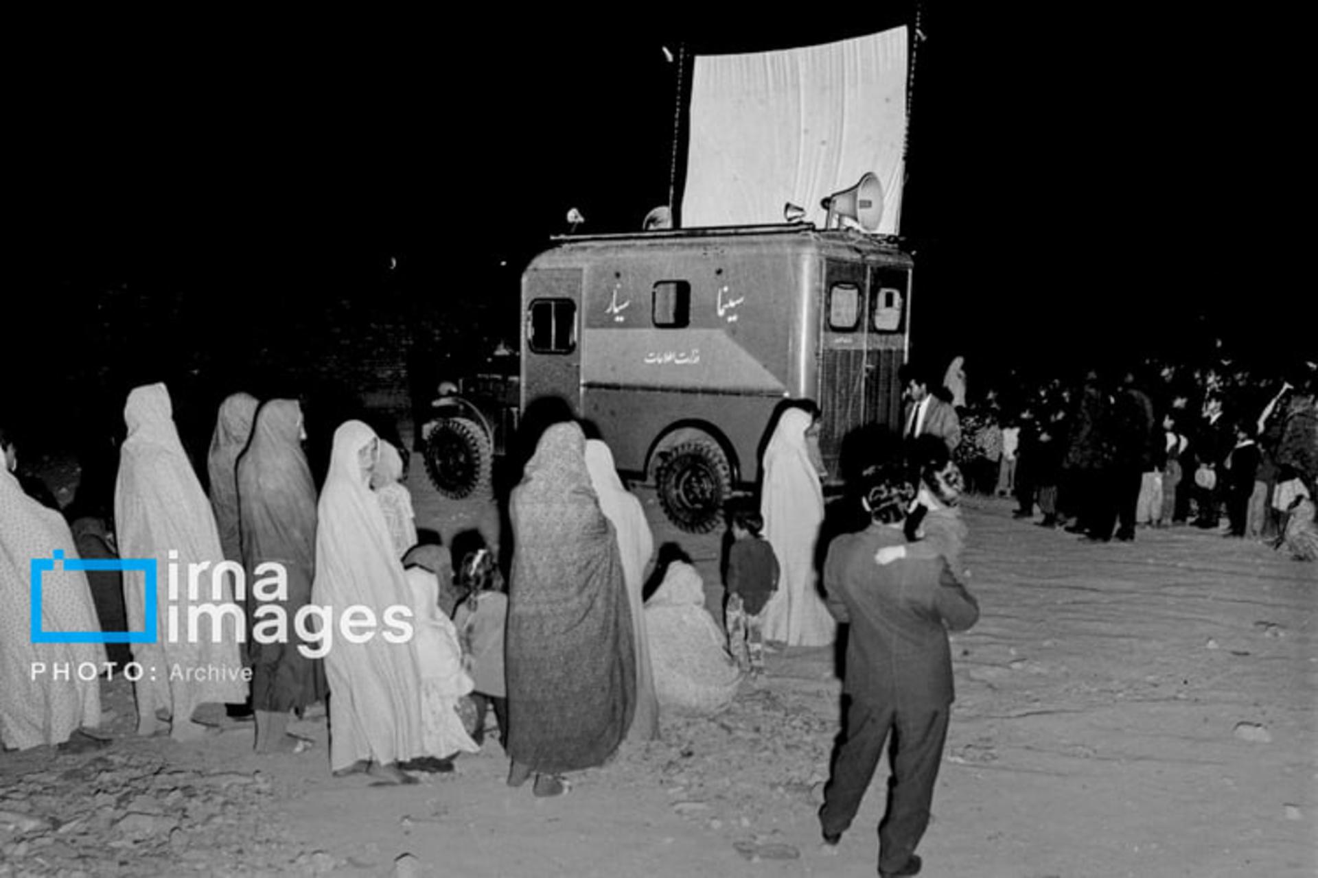 پرده سینمای سیار روی کامیون در محله نازیآباد