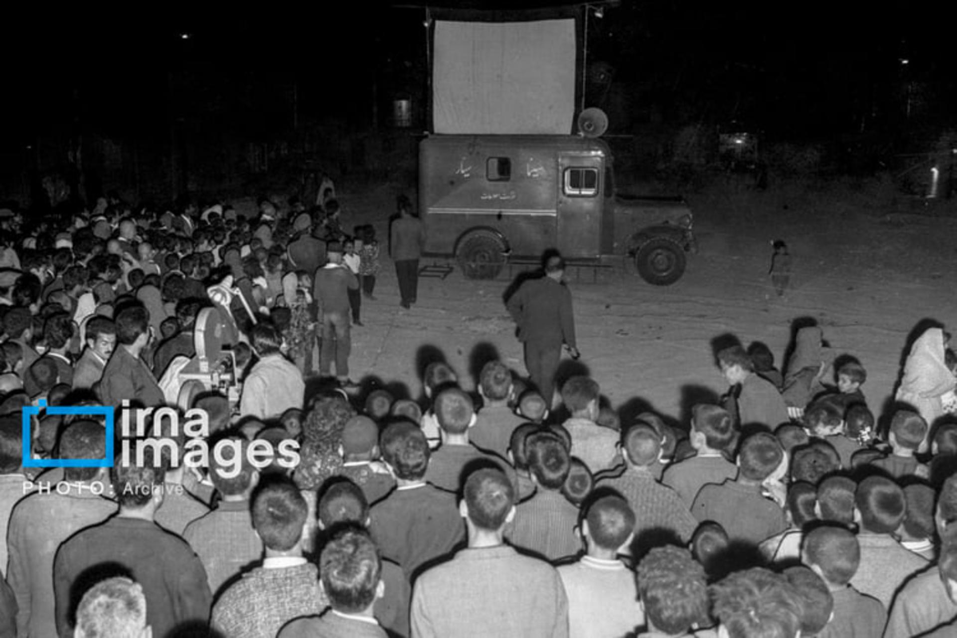 جمعیت مردم در محله نازیآباد در حال تماشای سینمای سیار