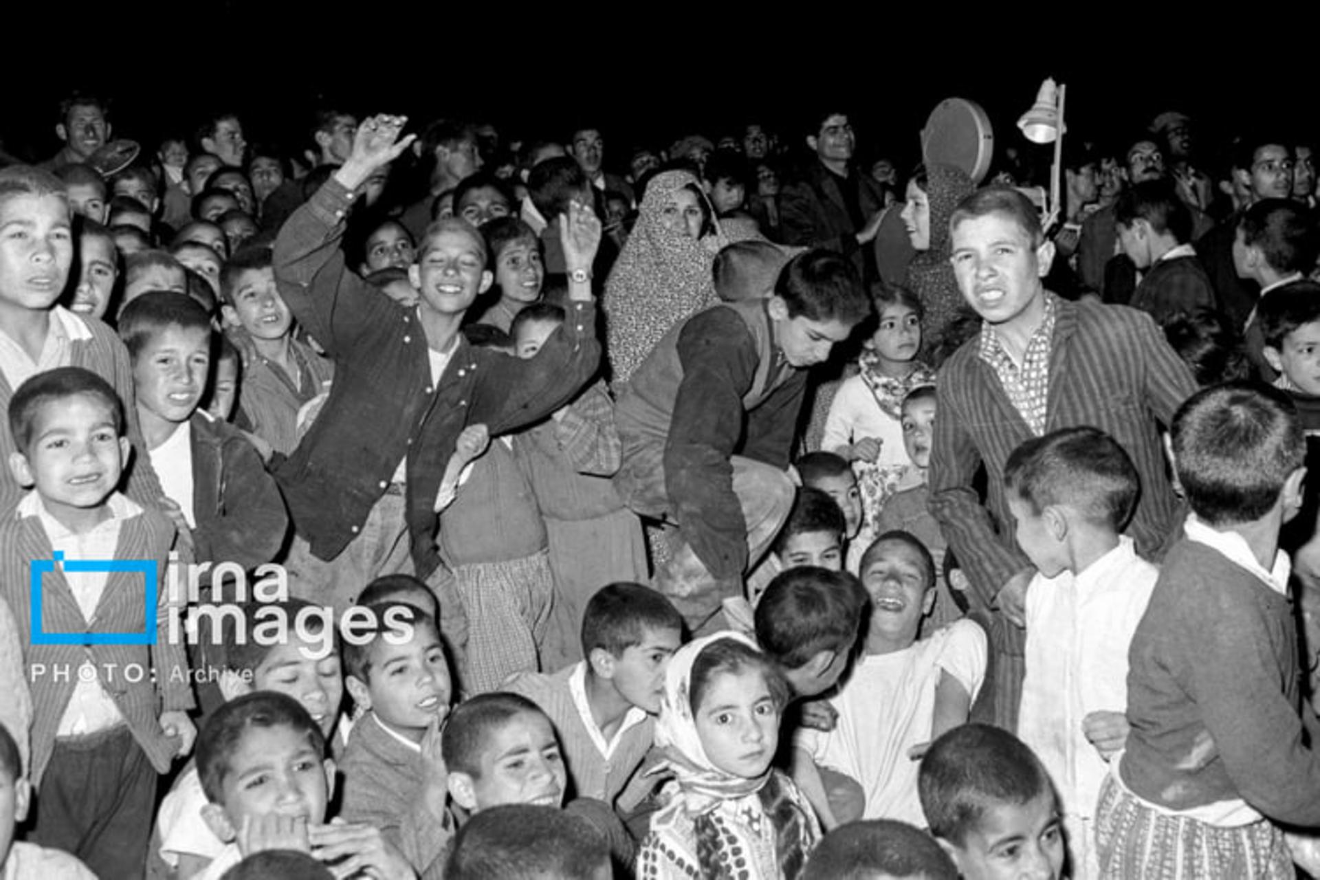 جمعیت کودکان و مردم در محله نازیآباد هنگام نمایش سینمای سیار