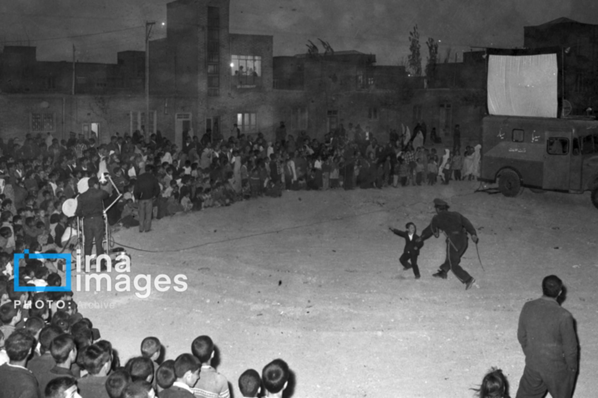 سینمای سیار در محله نازیآباد با پردهای نصب شده روی خودرو