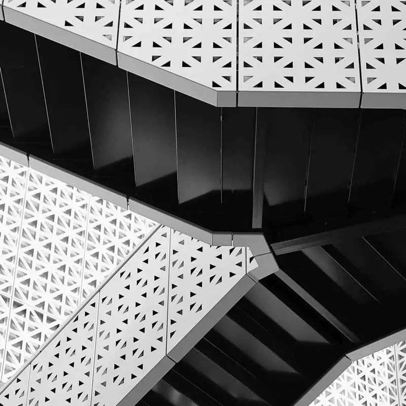 الگوهای هندسی سفید و مشکی در نمای یک ساختمان مدرن