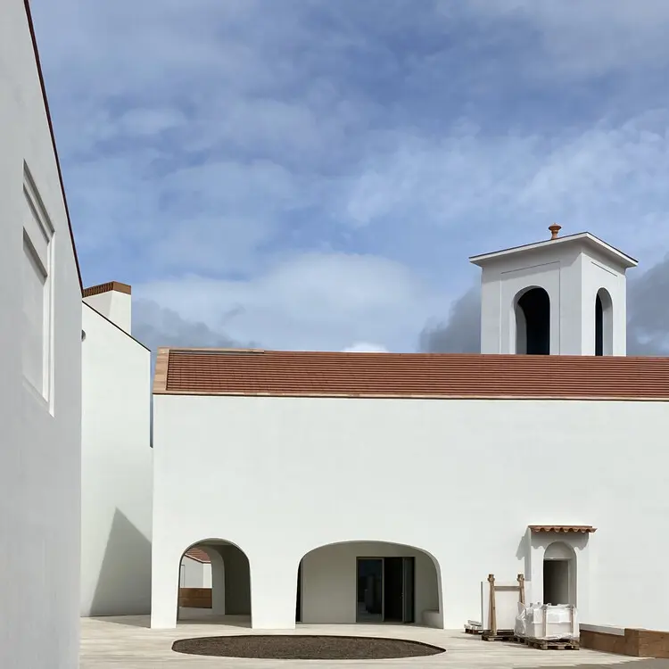 ساختمان سفید با معماری پلکانی در کوهستان پرتغال (Portugal)