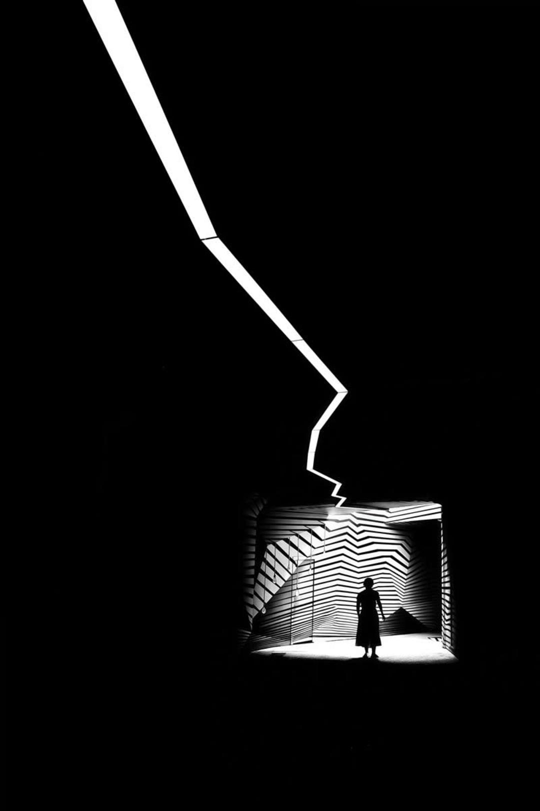 نورهای خطی سفید در فضای تاریک با الگوهای خط‌خطی روی دیوار