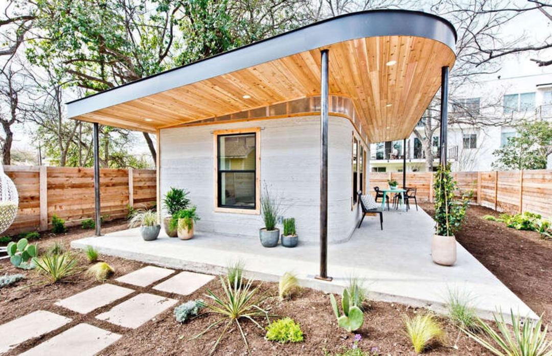 خانه مینیاتوری (Tiny House) با دیوارهای بتنی و سقف چوبی منحنی