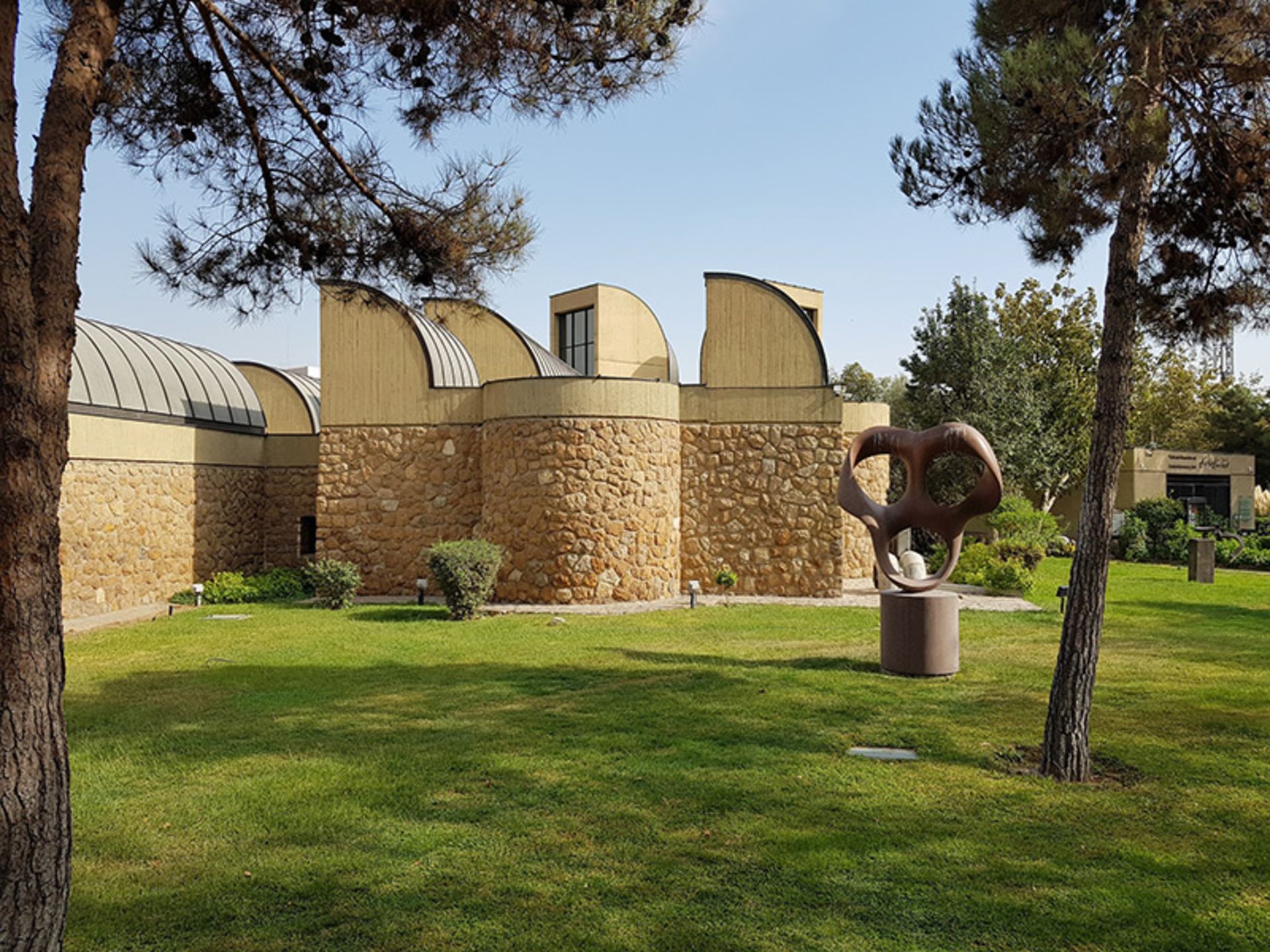 معماری بخش های بیرونی موزه هنرهای معاصر تهران