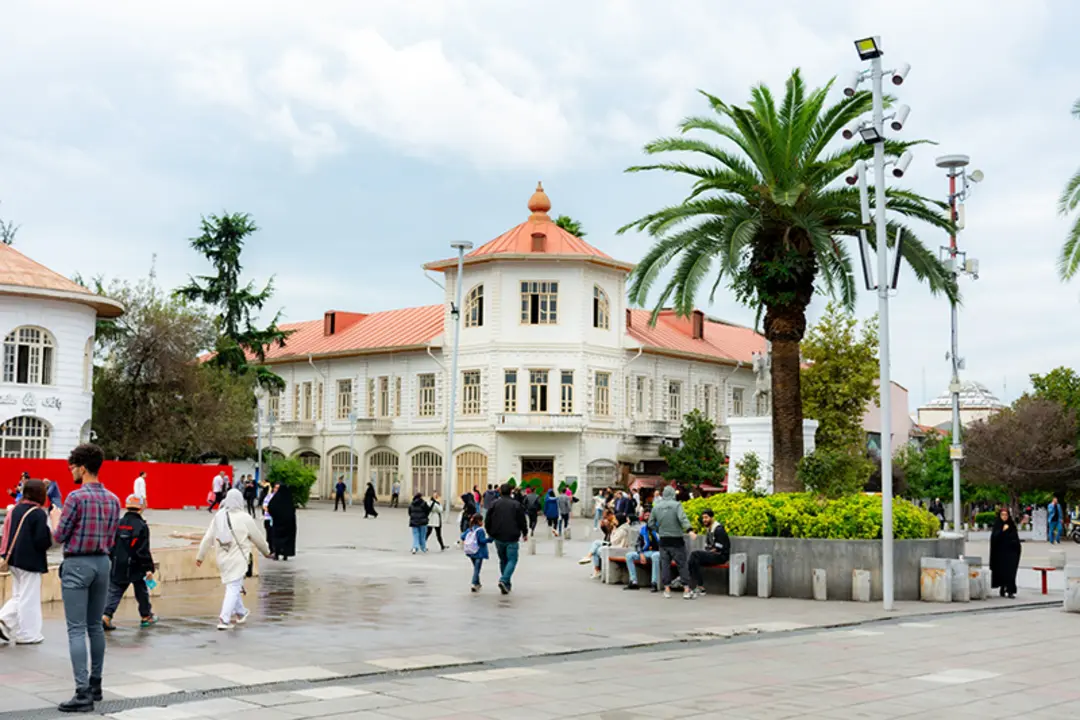 گردشگران در میدان شهرداری رشت