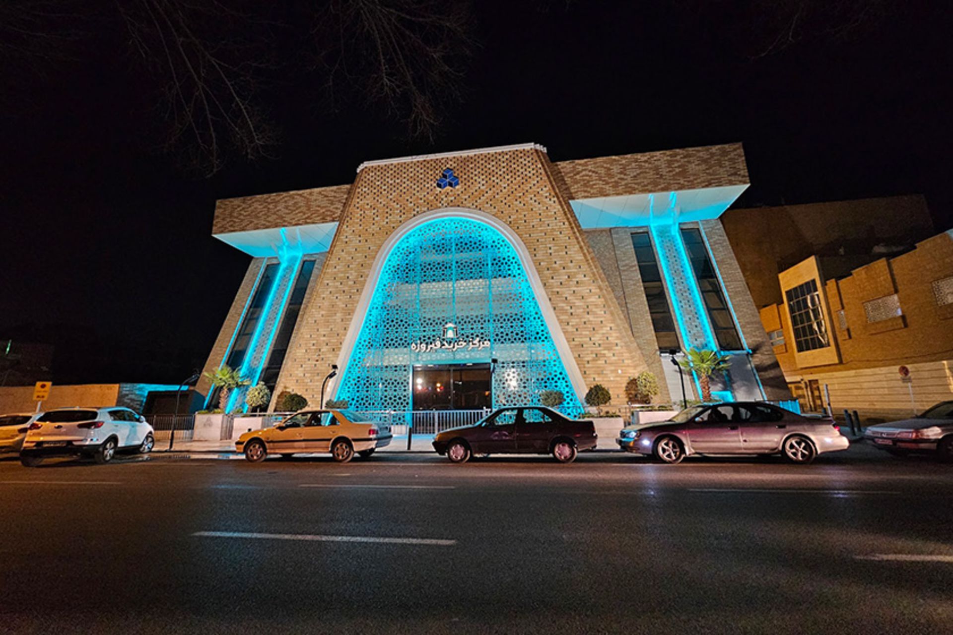 ورودی مجتمع تجاری فیروزه