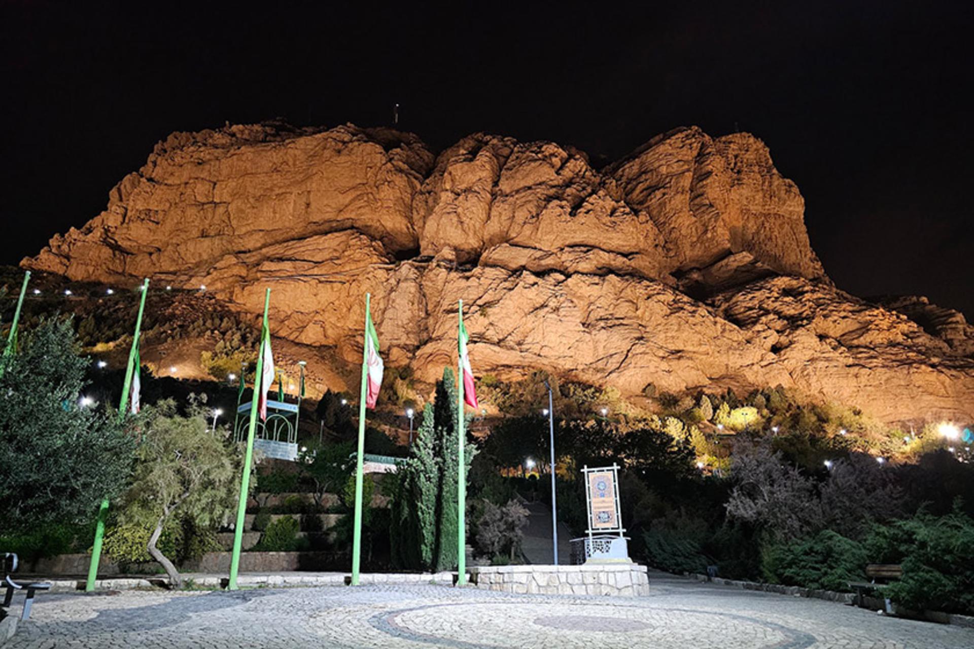 نورپردازی کوه صفه در شب