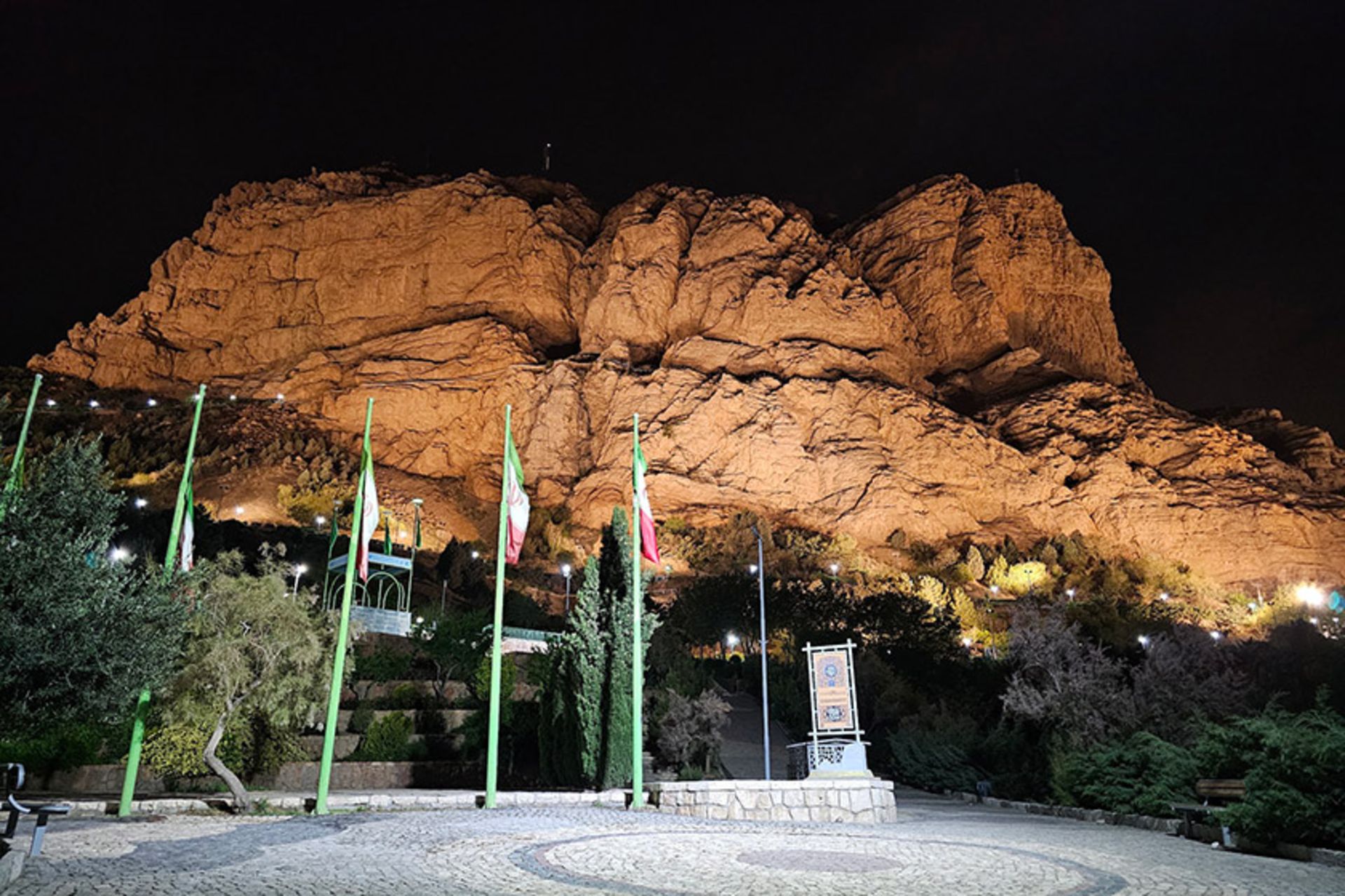 نورپردازی کوه صفه در شب