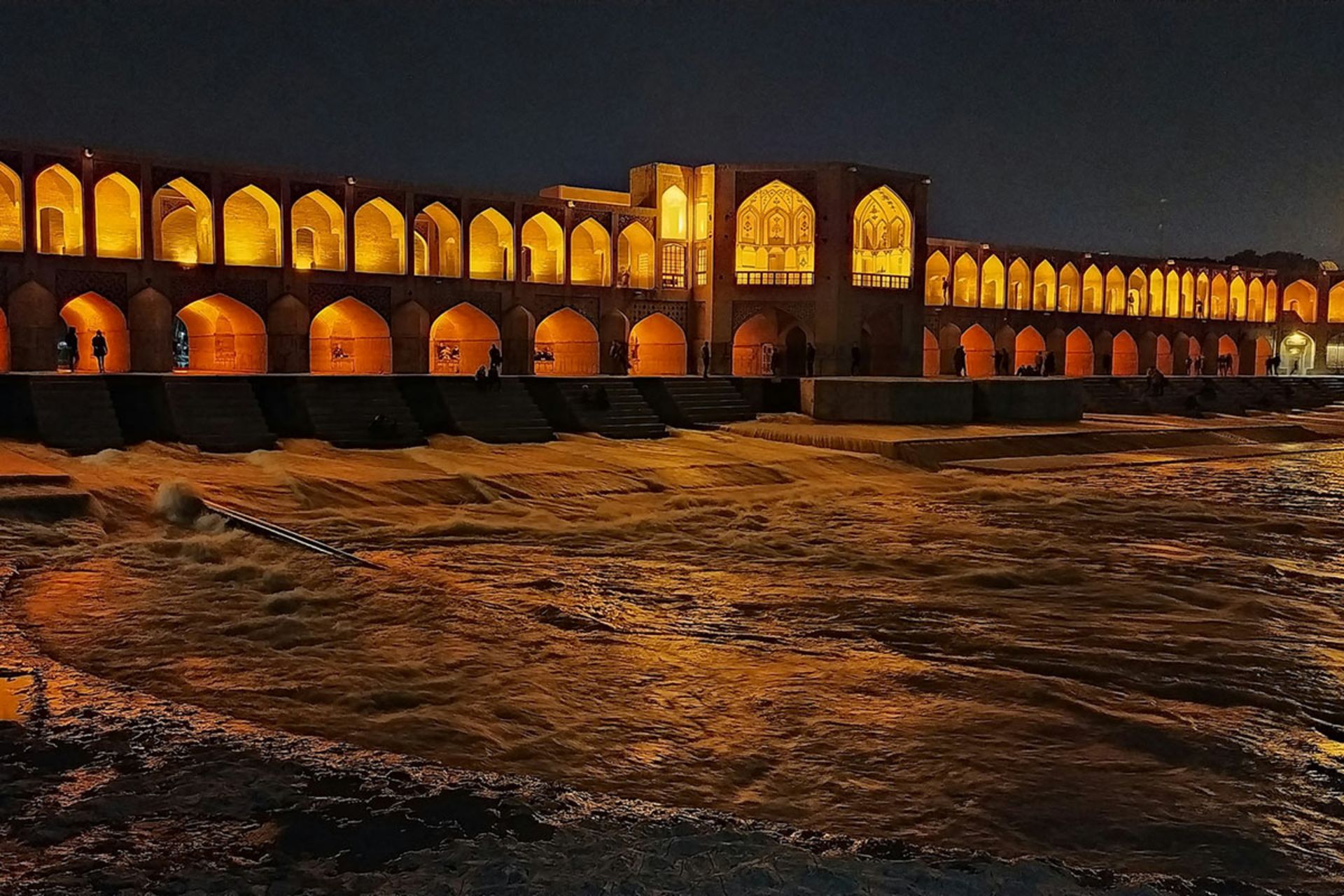 نورپردازی پل خواجو اصفهان در شب