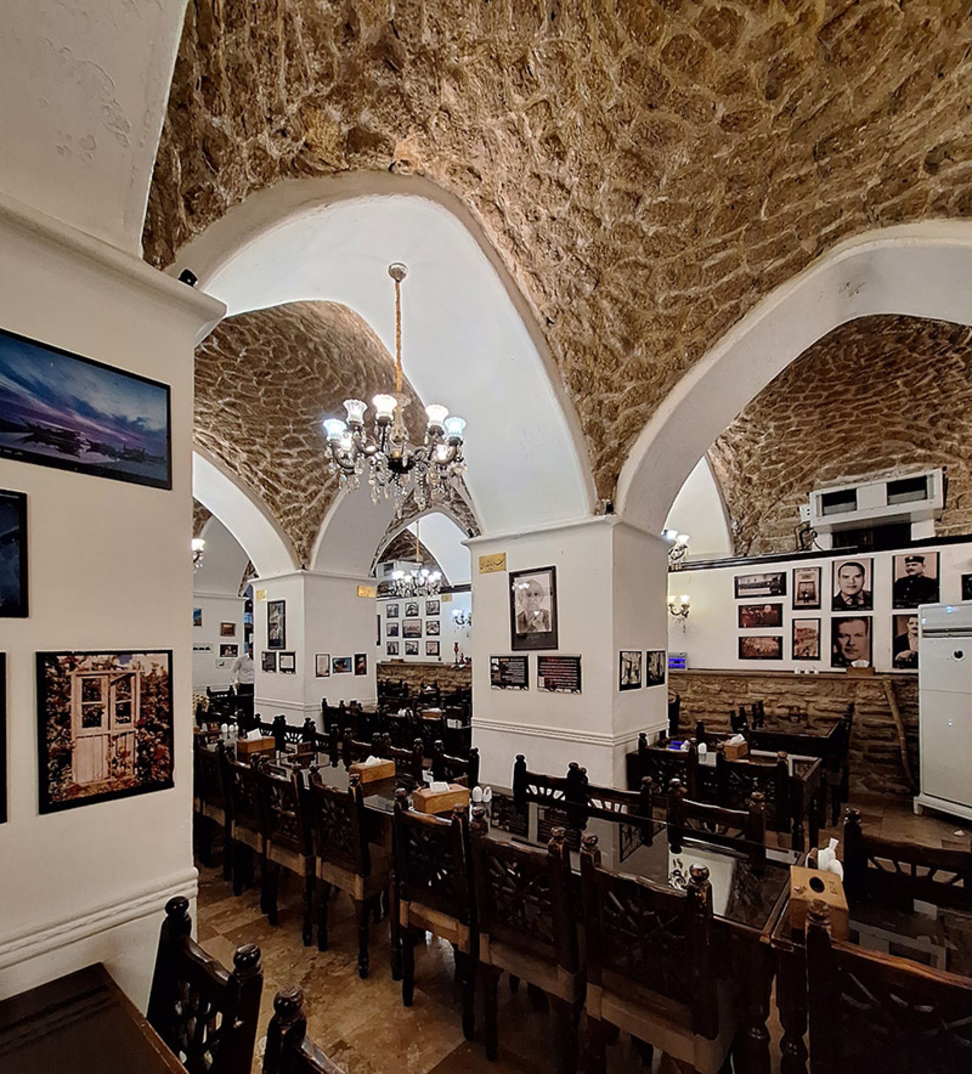 فضای داخلی رستوران آب انبار قوام بوشهر