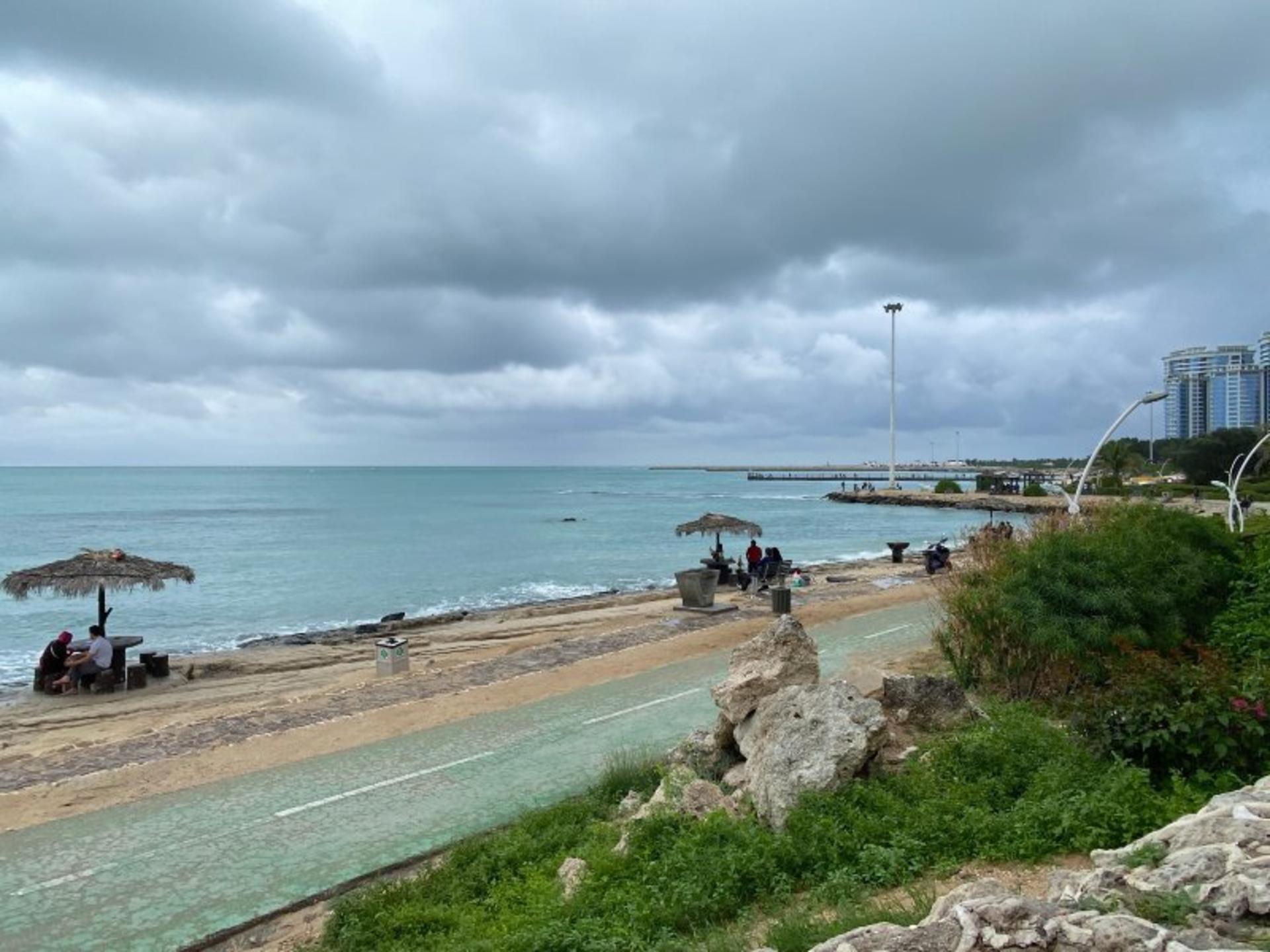 ساحل مرجان کیش در هوای ابری
