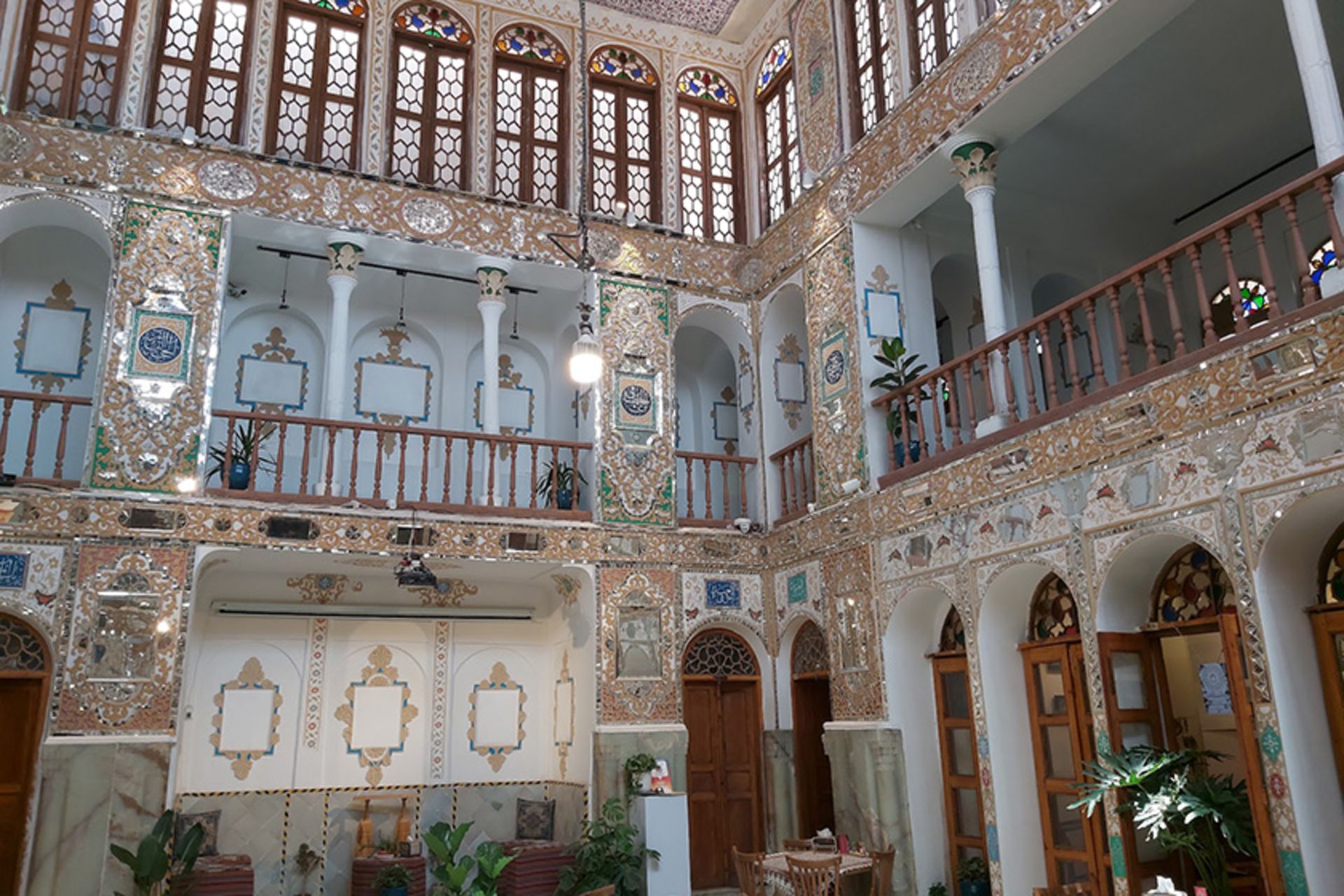 تزئینات داخلی خانه تاریخی مشیرالملک