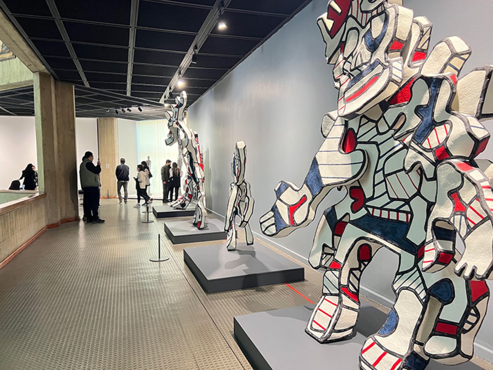 نمایش مجسمه های هنری در موزه هنرهای معاصر تهران