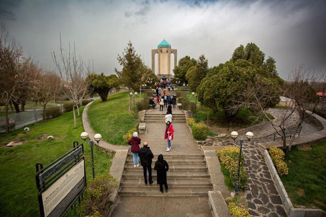 گردشگران آرامگاه باباطاهر