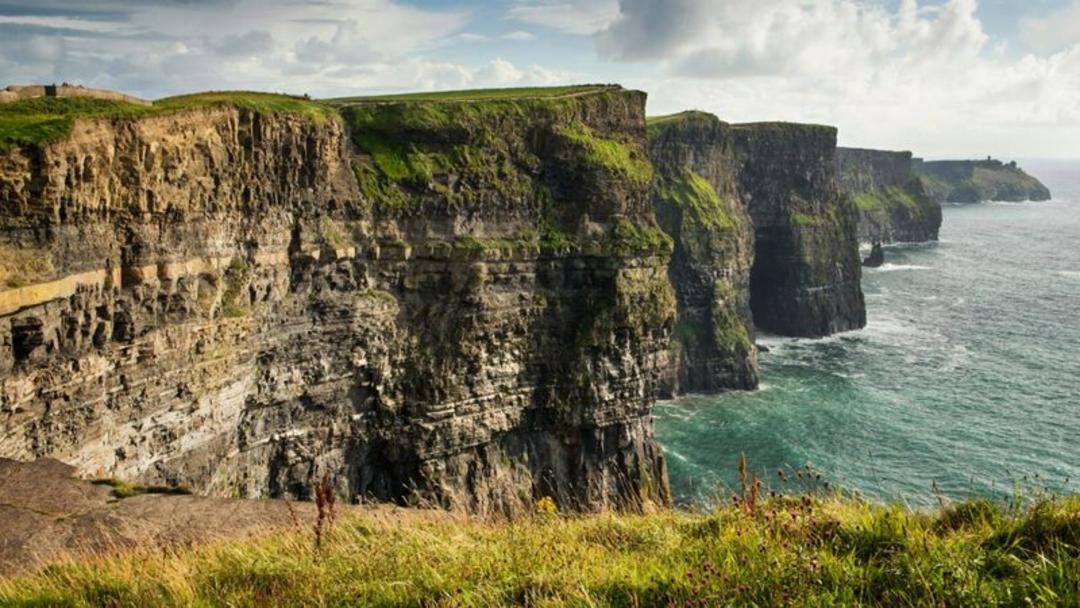 صخره‌های کلیف‌های موهر (Cliffs of Moher) در کنار اقیانوس اطلس