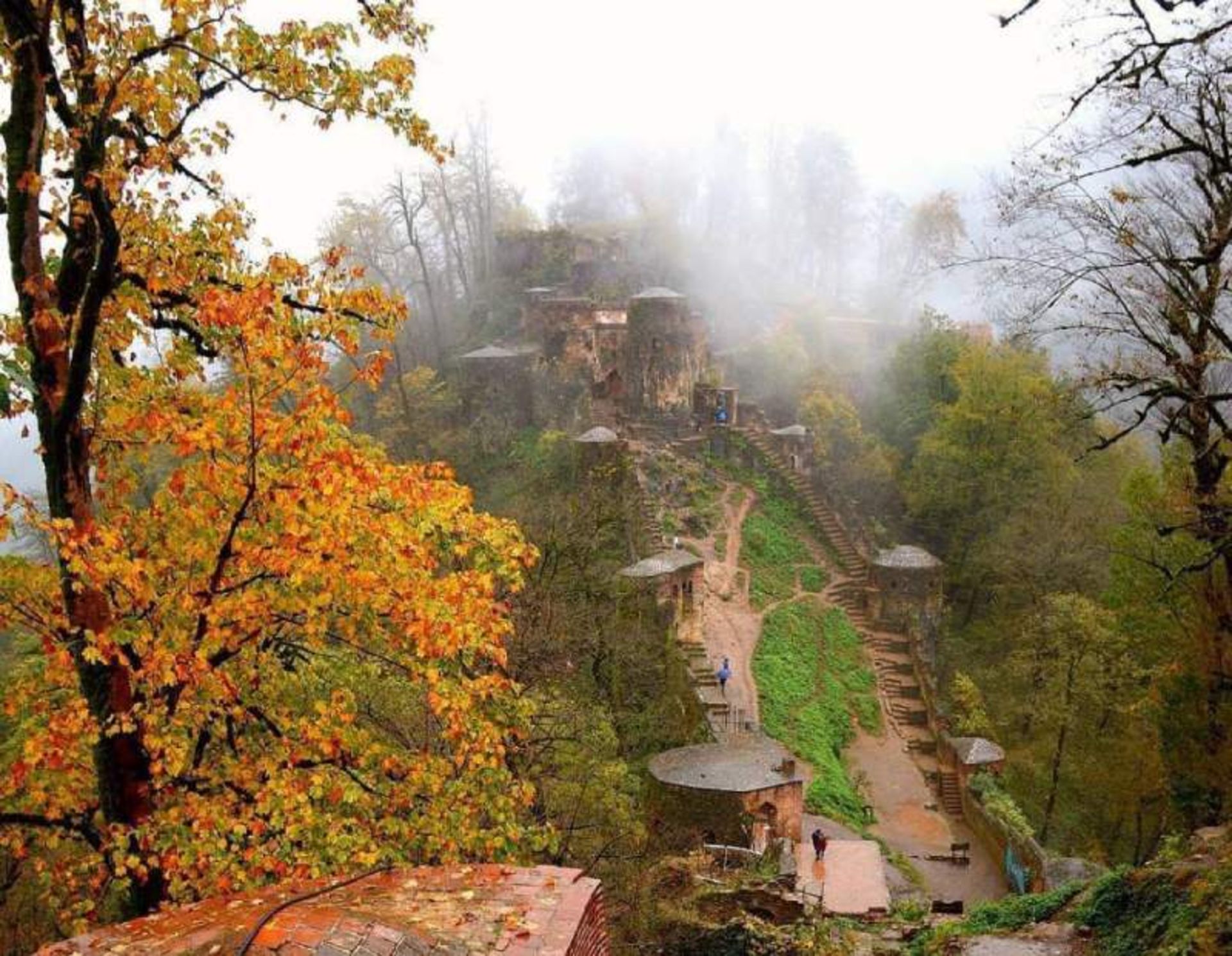 طبیعت پاییزی قلعه رودخان