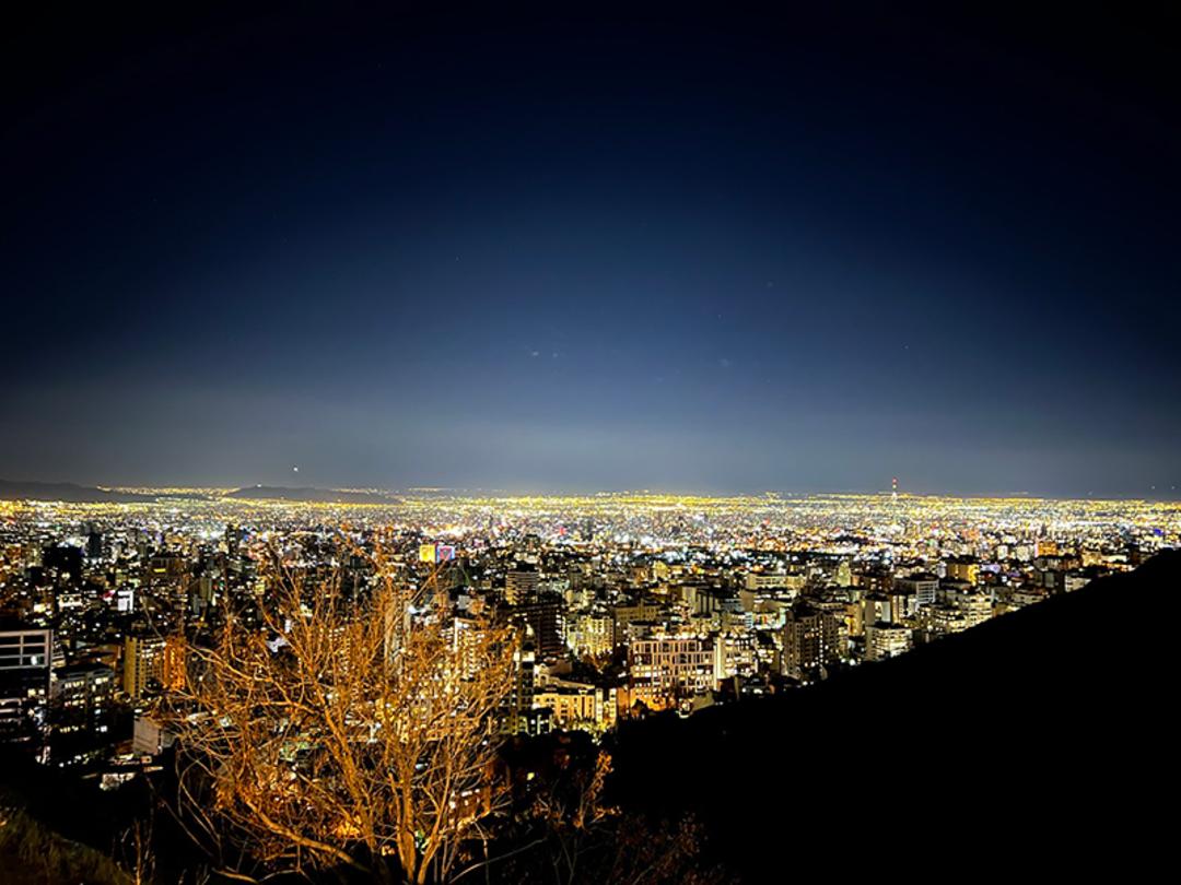 منظره شهر تهران در شب از نمای بام تهران