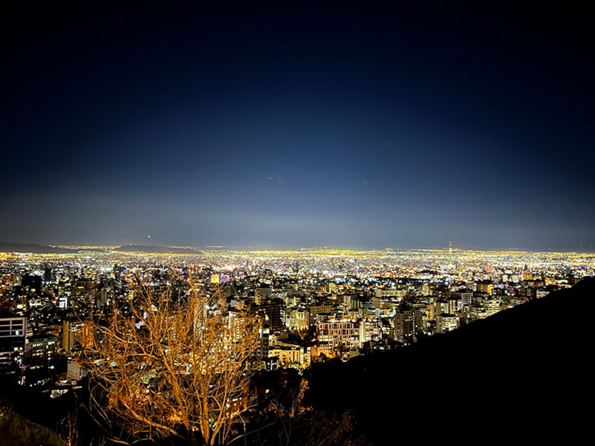 منظره شهر تهران در شب از نمای بام تهران