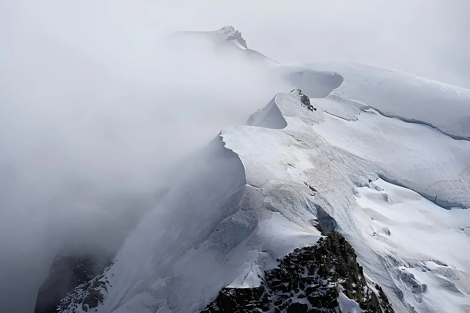 قله مون بلان (Mont Blanc) پوشیده از برف و ابرها