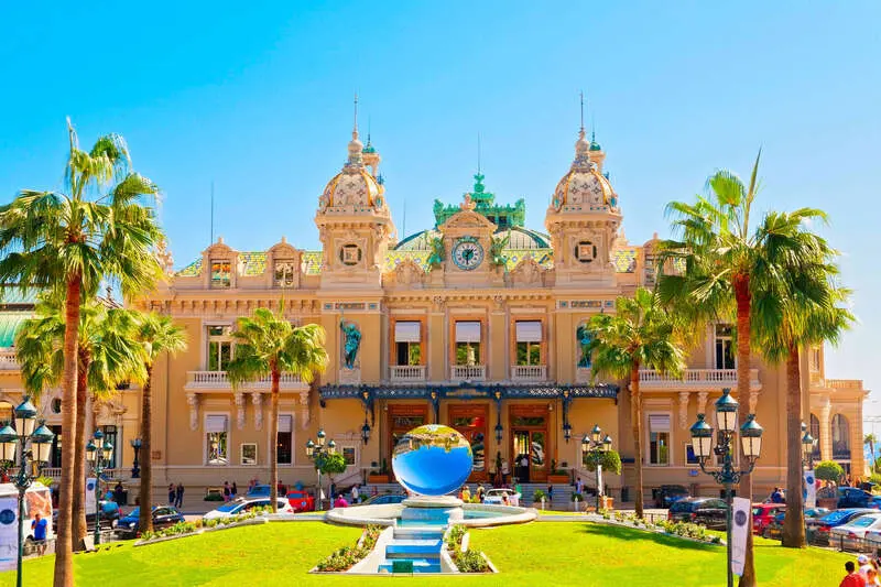 کاخ کازینو مونته‌کارلو (Casino de Monte-Carlo) با معماری باشکوه و درختان نخل