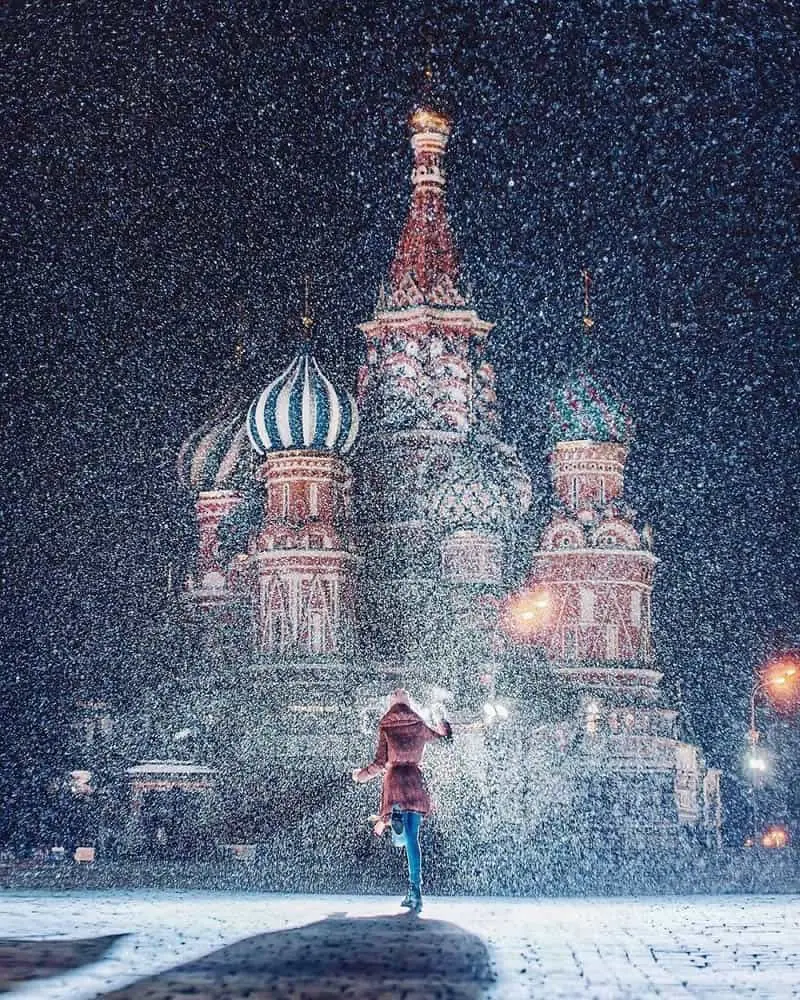 کلیسای سنت باسیل در شب برفی