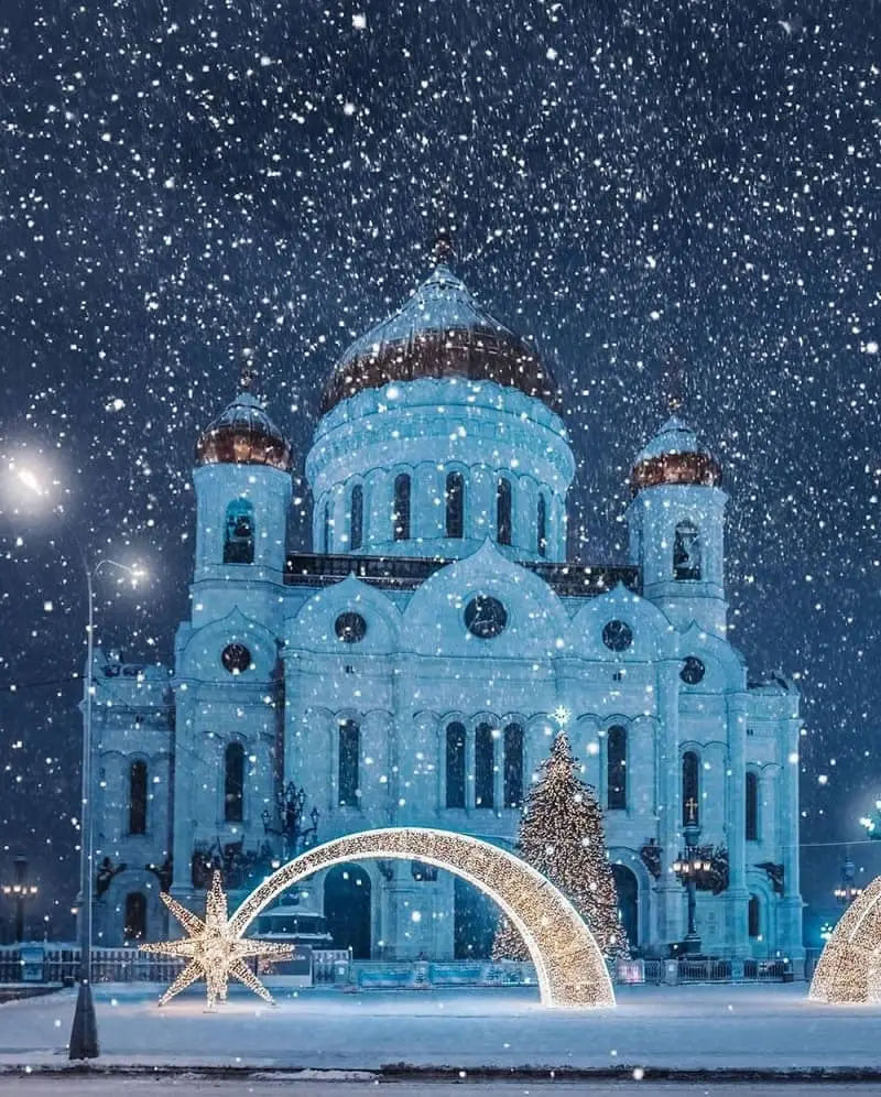 کلیسای جامع مسیح منجی در شب برفی