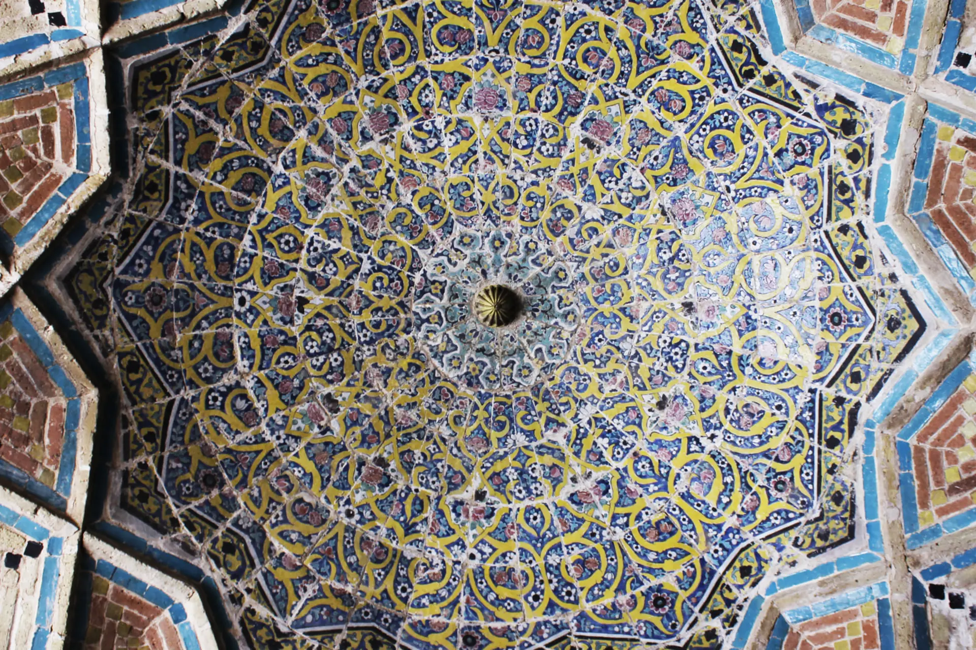 کاشی‌کاری هندسی و اسلیمی سقف مسجد مدرسه سردار در قزوین