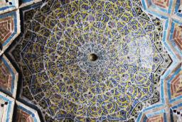 کاشی‌کاری هندسی و اسلیمی سقف مسجد مدرسه سردار در قزوین
