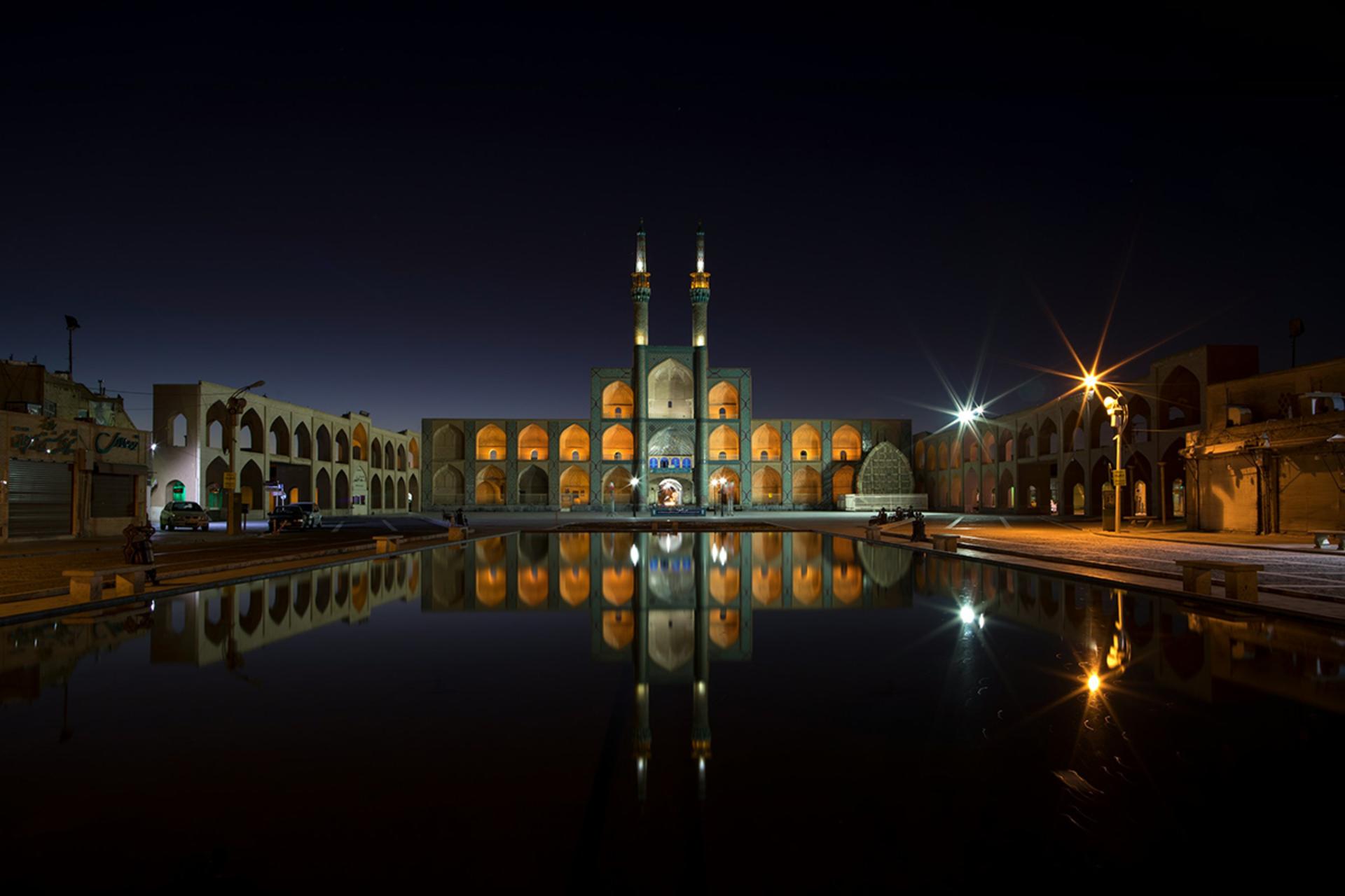 میدان امیر چخماق یزد در تاریکی شب