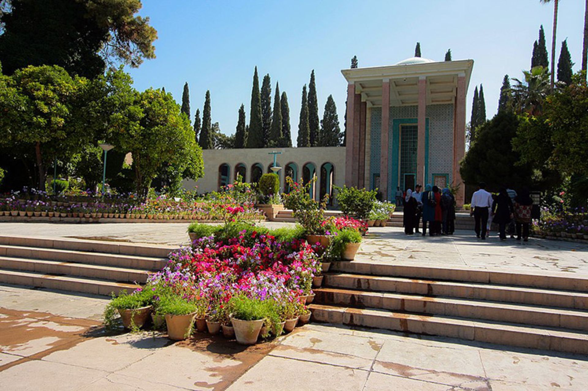 گردشگران در آرامگاه سعدی (سعدیه)