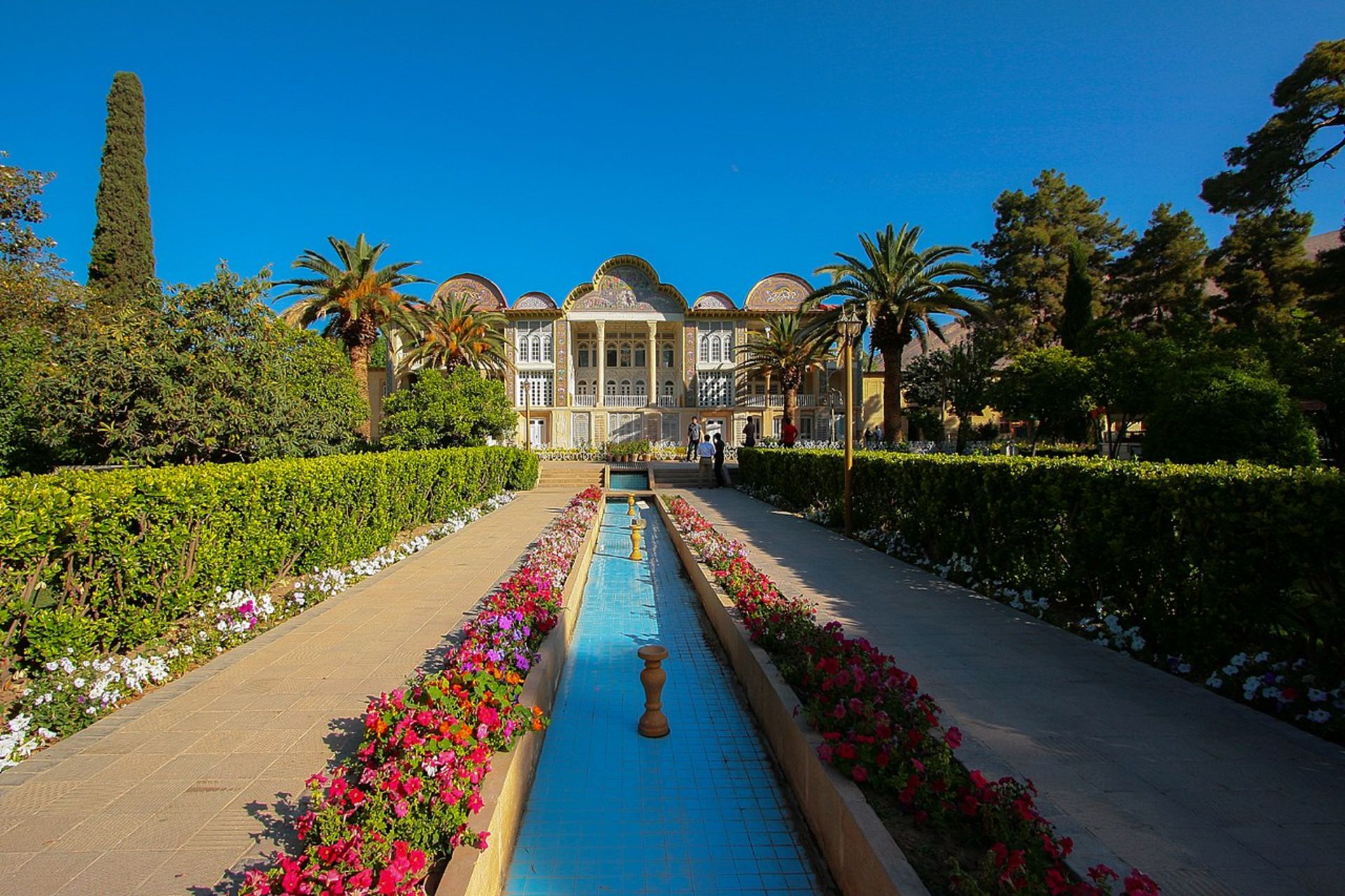 جوی آب، گل ها، درختان و عمارت باغ ارم شیراز