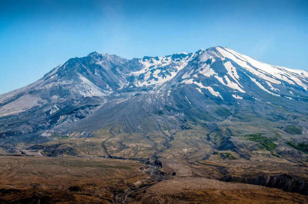 آتشفشان ماونت سنت هلنز (Mount St. Helens) با پوشش برف و دامنه‌های خاکستری