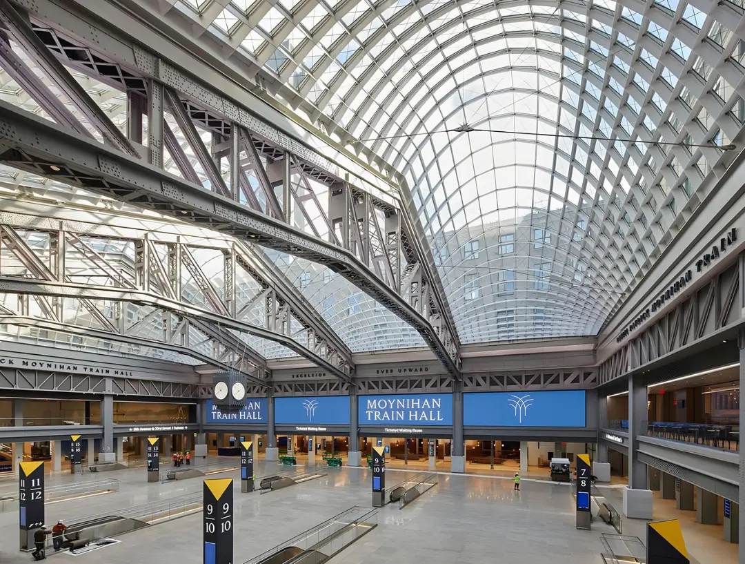 سقف شیشه‌ای و سازه فلزی سالن قطار موینیهان (Moynihan Train Hall) در نیویورک